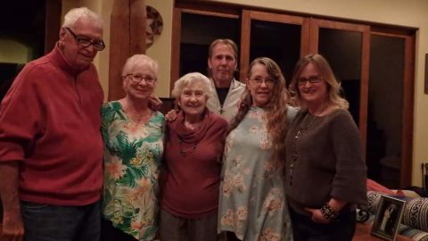 لیندا در شب کریسمس سال 2021 در کورالس، نیومکزیکو با خانواده اش می ایستد: (از سمت چپ) باب هرمز، آیلین هرمز، برندا استوارت، دیل استوارت، لیندا استوارت و کیم استوارت.