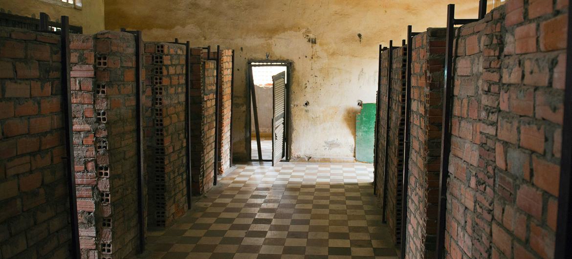   موزه نسل کشی Tuol Sleng در پنوم پن، کامبوج، محل زندان امنیتی بدنام S-21 خمرهای سرخ که در آن شکنجه به طور معمول انجام می شد.