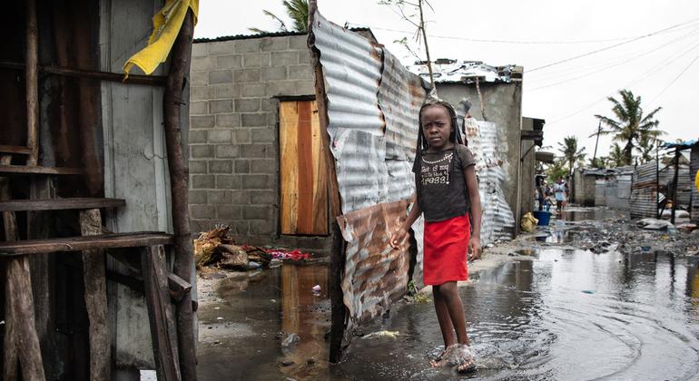 پس از اصابت طوفان الویس به بیرا، موزامبیک، کودکی در آب در حال افزایش ایستاده است. 