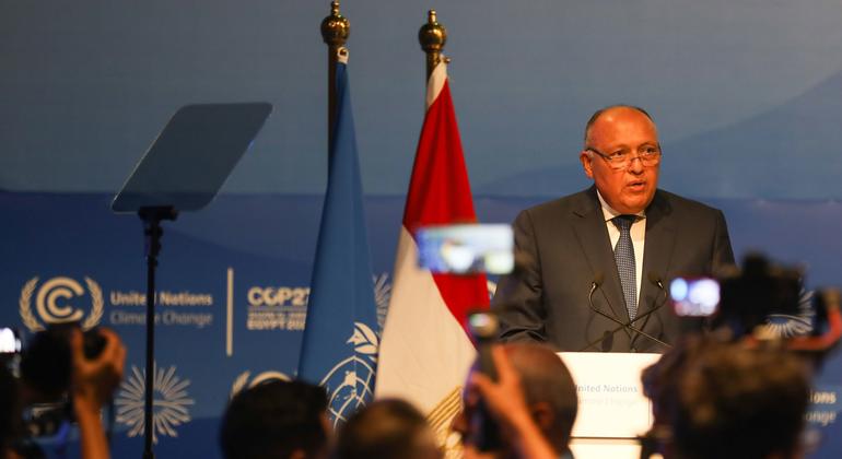 سامح شکری، وزیر امور خارجه مصر و رئیس COP27، در جلسه عمومی افتتاحیه آخرین کنفرانس تغییرات آب و هوایی سازمان ملل در شرم الشیخ، مصر سخنرانی می کند.