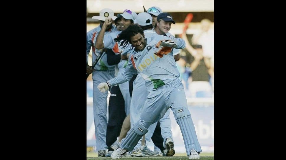 MS Dhoni پیروزی نهایی هند در جام جهانی T20 در برابر پاکستان در سال 2007 را جشن می گیرد. (منبع: توییتر) 