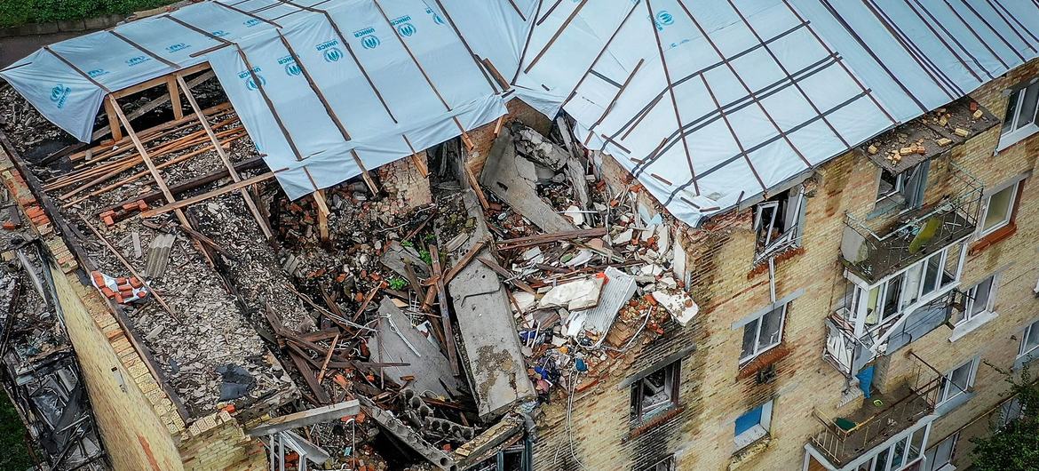یک ساختمان مسکونی در ماکاریف، در غرب کیف، پایتخت اوکراین، نشانه هایی از خسارت ناشی از انفجار بمب را نشان می دهد.