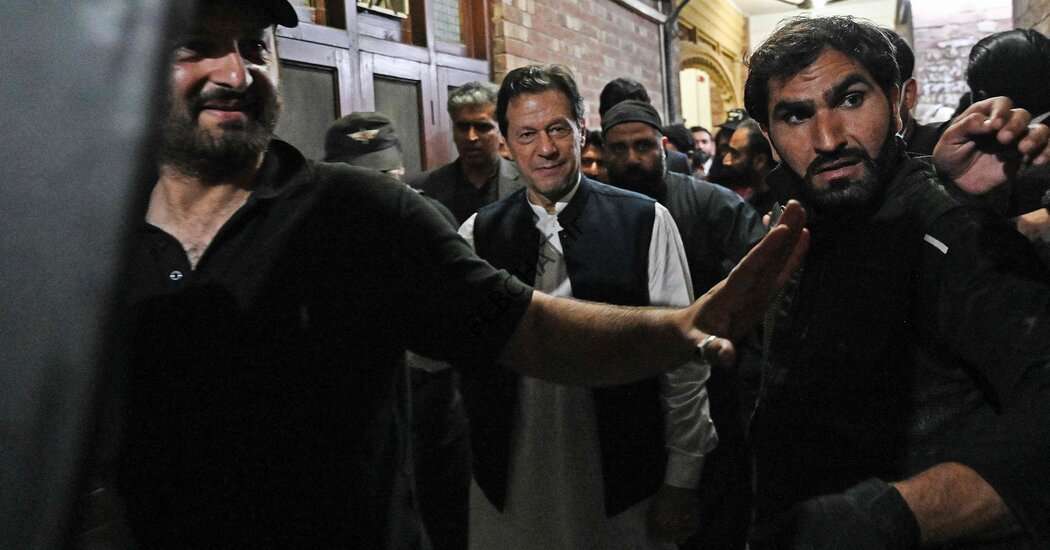 عمران خان در دادگاه ظاهر می شود و هرج و مرج رخ می دهد