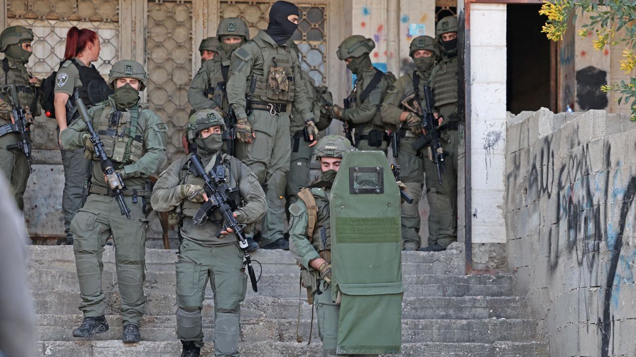 نیروهای امنیتی اسرائیل در پی حمله تیراندازی روز سه شنبه در شیخ جراح به دنبال مظنونان هستند. 