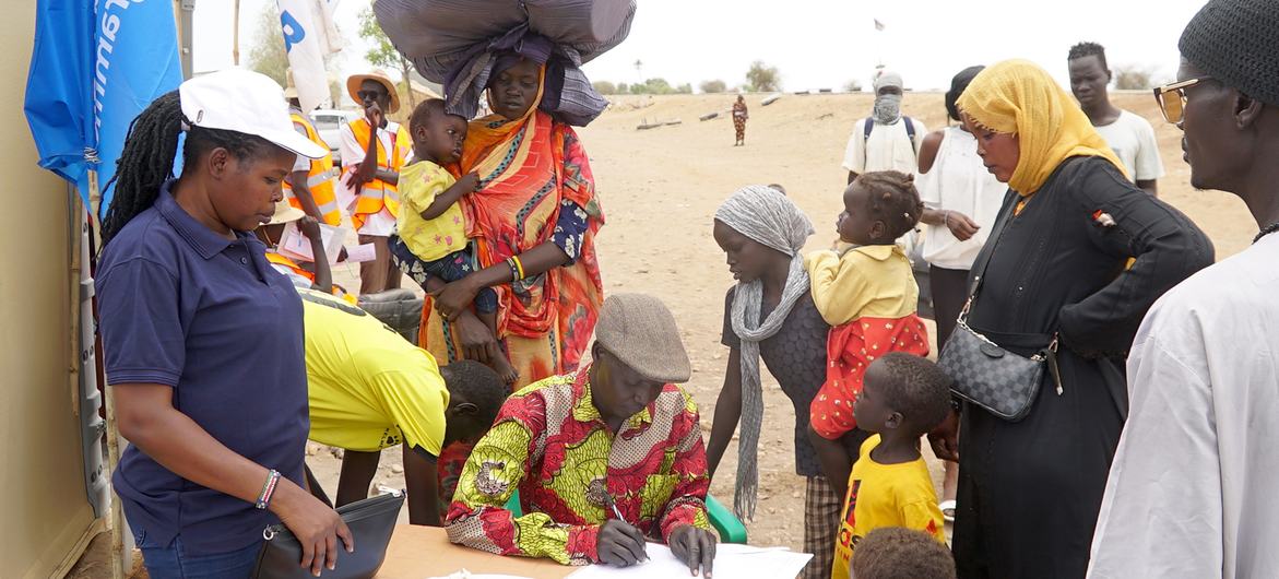 هزاران نفر در حالی که از درگیری های جاری در سودان فرار می کنند وارد سودان جنوبی شده اند. 